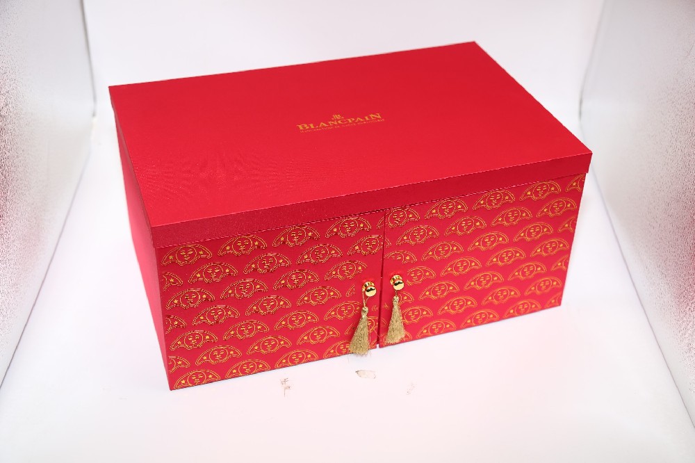 廣州包裝盒印刷廠- 專業(yè)印刷 以客戶為中心 文案5： 我們廣州包裝盒印刷廠引以為傲的是提供以客戶為中心的專業(yè)印刷服務。我們的目標是要改善客戶的商業(yè)價值和品牌影響力。聯(lián)系我們了解更多詳情。